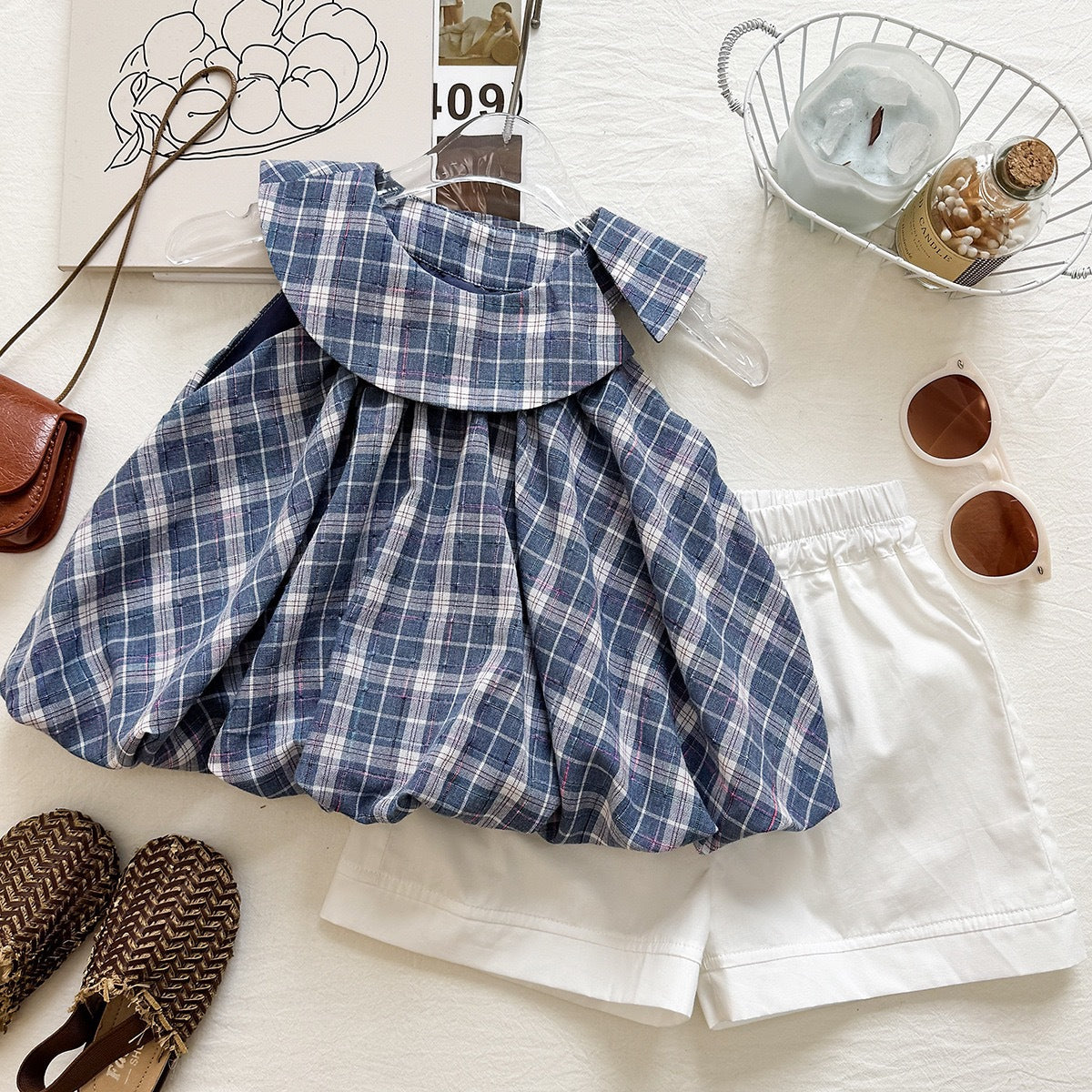 Blau kariertes Kragenoberteil & weiße Shorts Set – Ärmelloser koreanischer Stil (12M–3J)