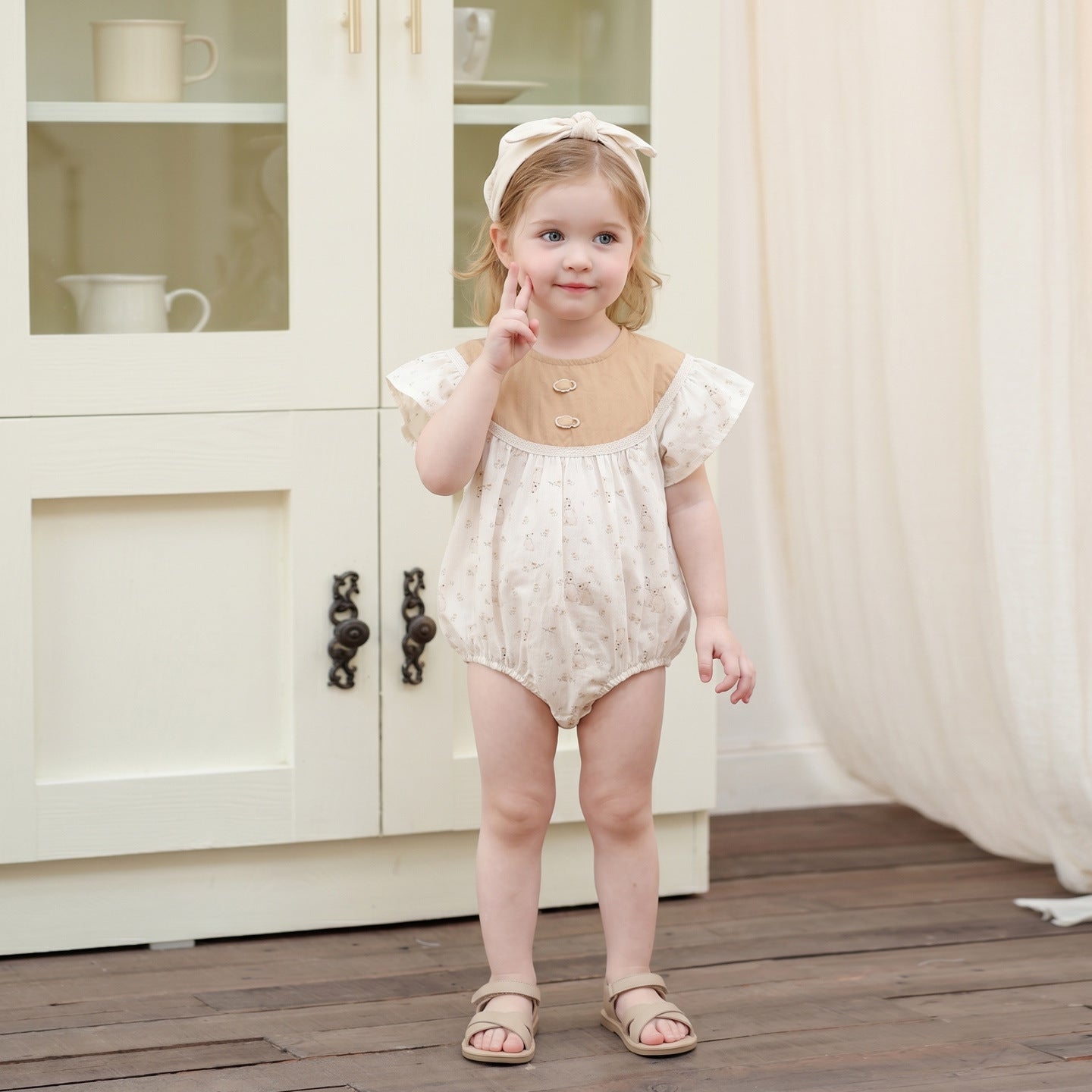 Combinaison bulle bicolore imprimé lapin – Body à empiècement caramel et manches courtes (0–18M)