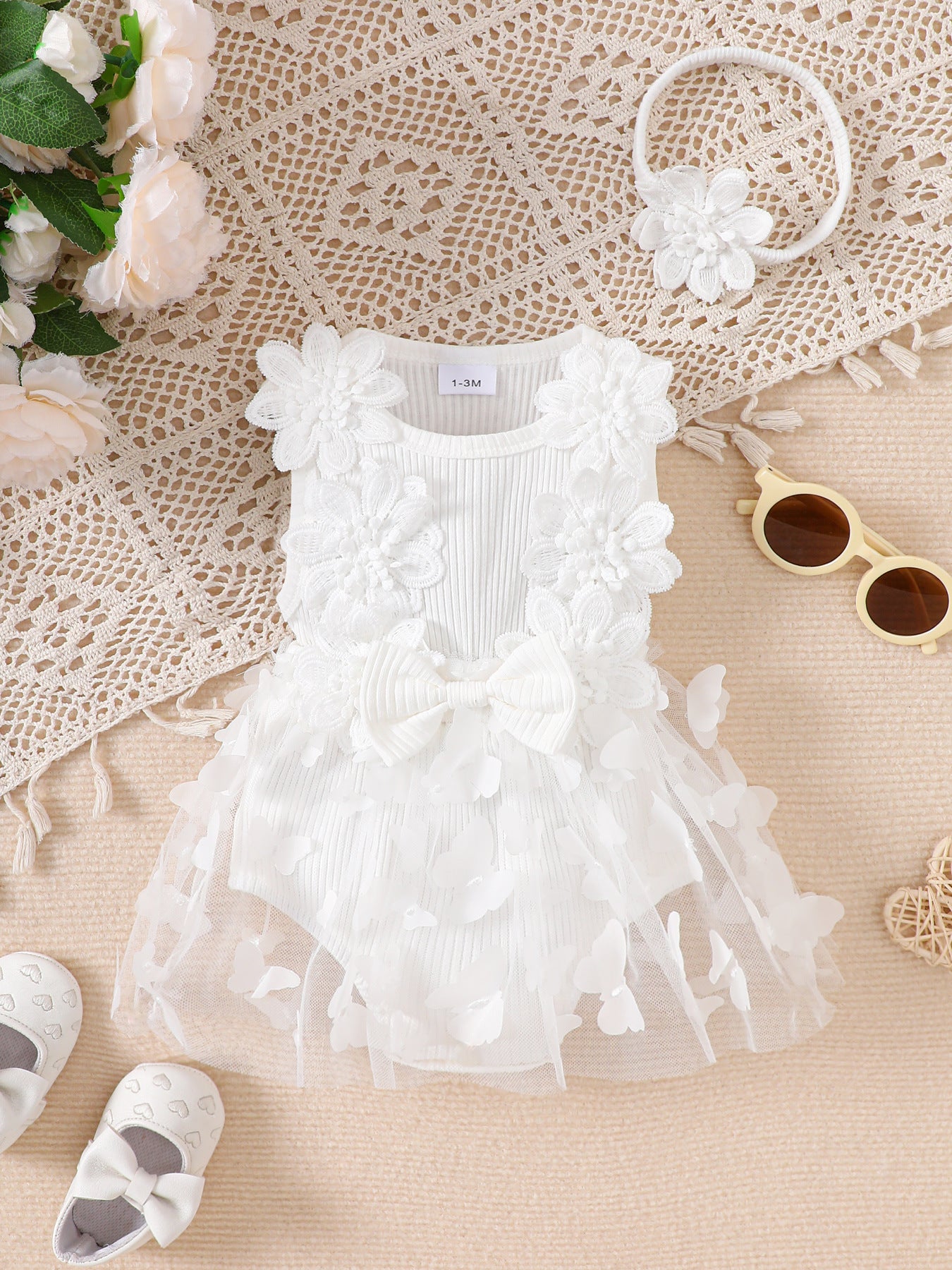 Tutina in tulle bianco con fiori – Body per occasioni speciali con fiori 3D e farfalle (0–18 mesi)