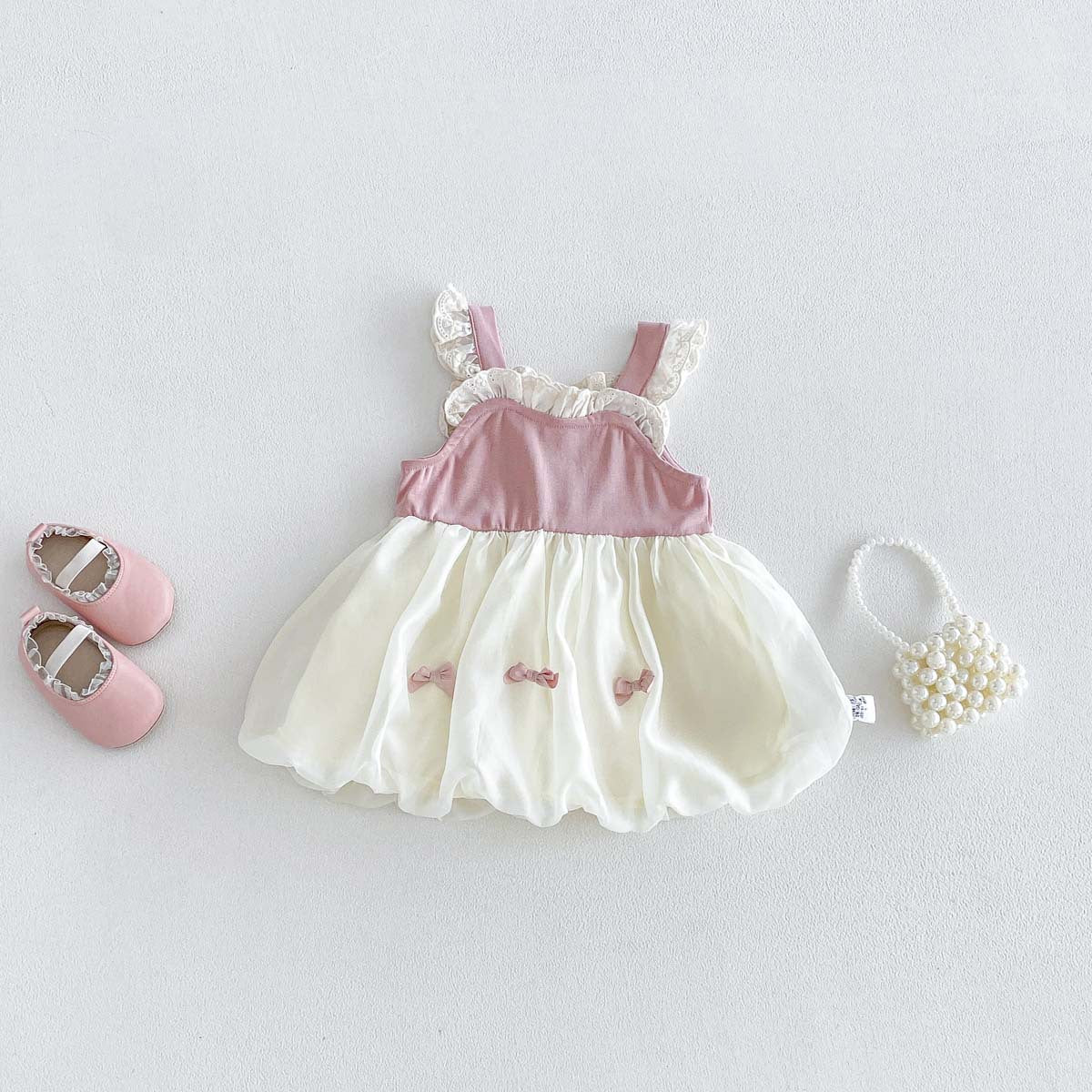 Barboteuse-robe bouffante rose et crème en dentelle – nœud en satin, jupe en tulle et body (3 mois–3 ans)