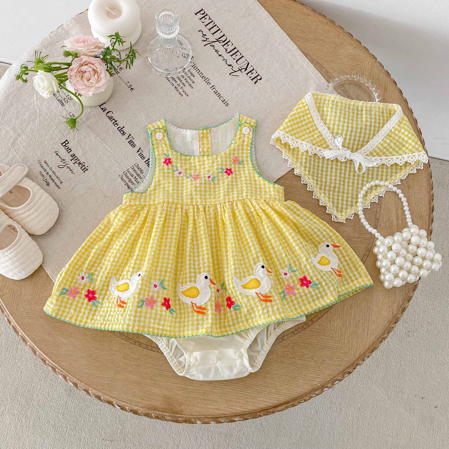Gelbes Gingham-Enten-Stramplerkleid & Hauben-Set – Bestickter ärmelloser Body (0–18 Monate)