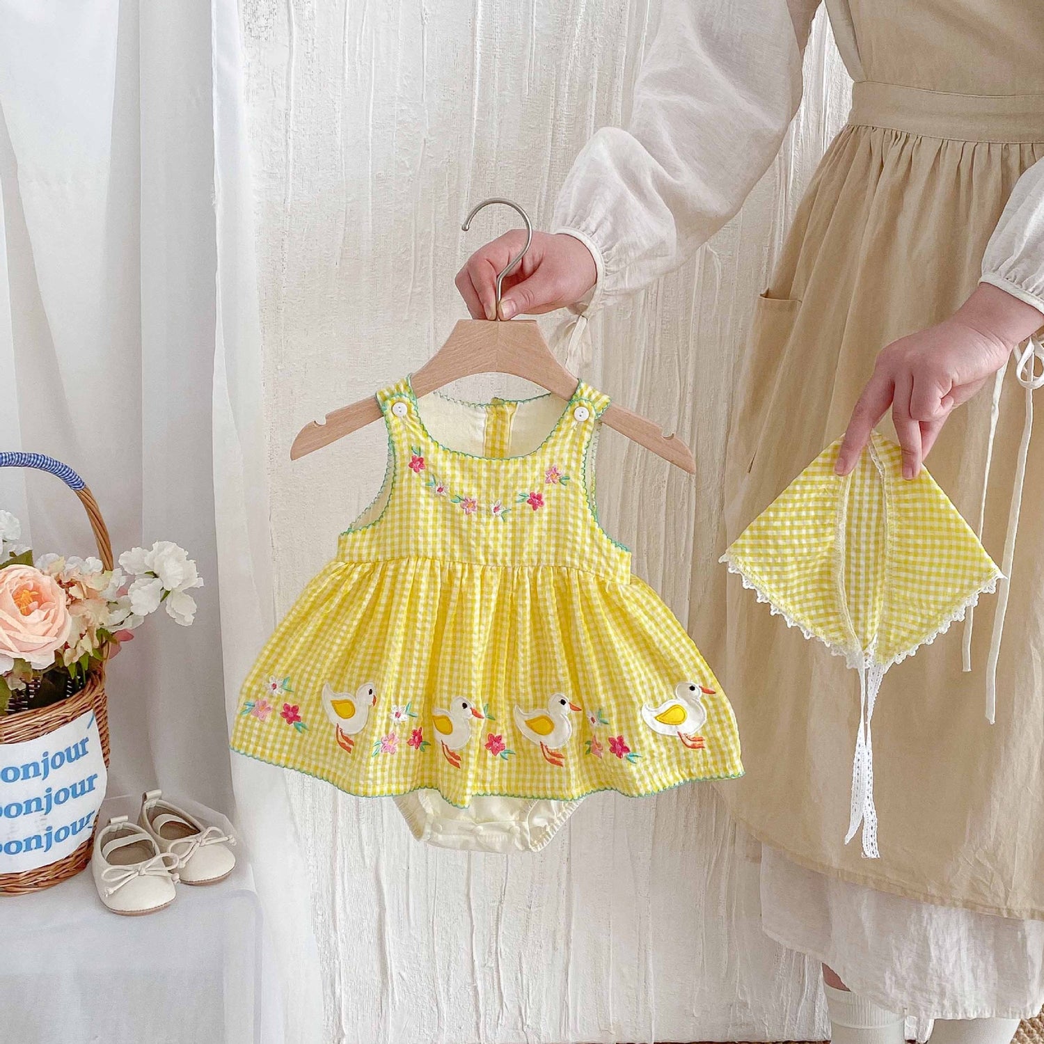 Gelbes Gingham-Enten-Stramplerkleid & Hauben-Set – Bestickter ärmelloser Body (0–18 Monate)